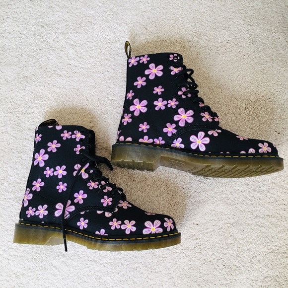 DR. MARTENS AIR WAIR BLACK MEADOW FLOWER BOOTS🌸 - Picture 2 of 8